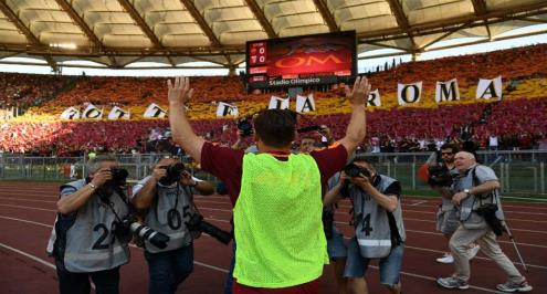 توتي مودعا روما: الآن أشعر بالخوف.. هذه المرة أنا من يحتاج إليكم